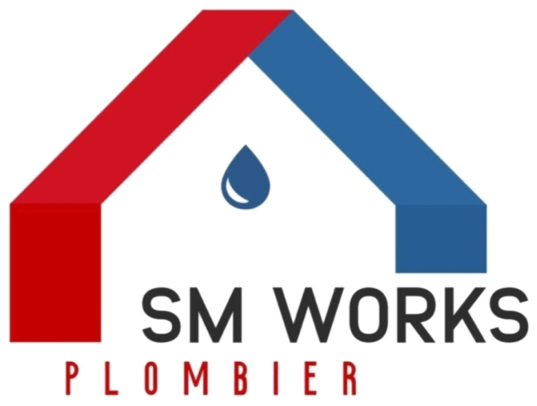 Logo SM WORKS : maison rouge et bleue avec goutte d’eau